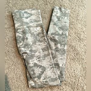 Women’s Best CAMO Seamless Leggings Size M. Color Grey